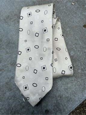 Suitsupply Beige Tie with Geometric Accents